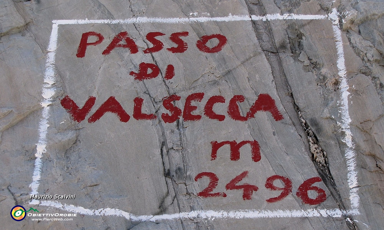 22 E dopo ghiaioni faticosi arrivo al Passo di Valsecca....JPG